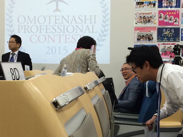 疑似席に座る関社長.jpg